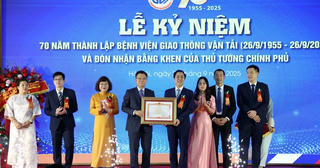 Bệnh viện GTVT nhận Bằng khen của Thủ tướng về ứng dụng phương pháp tán sỏi thận
