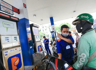 Giá xăng RON95-III giảm về gần 20.000 đồng/lít