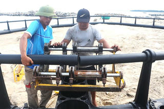 Ngư dân Quảng Trị ‘làm mới’ nghề nuôi cá lồng bằng bè nhựa chống bão