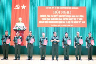 BĐBP tỉnh An Giang trao quyết định nâng lương, thăng quân hàm với quân nhân chuyên nghiệp