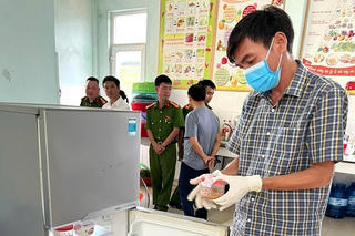 Vụ 40 học sinh nhập viện ở Quảng Trị: Lấy mẫu thực phẩm và bệnh phẩm đi kiểm nghiệm