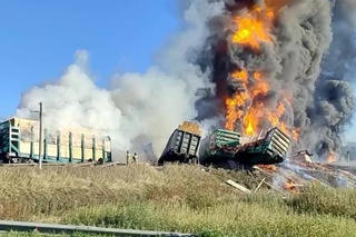 Tàu chở nhiên liệu bốc cháy dữ dội sau va chạm với xe tải ở Nga