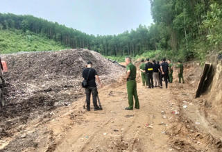 Bắt quả tang nhân viên công ty môi trường đổ trộm chất thải chưa xử lý, che bạt phi tang