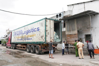 Phát hiện xe đầu kéo chở 30 tấn thực phẩm không rõ nguồn gốc