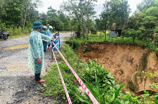 Bão số 10: Đà Nẵng xuất hiện “hố tử thần” trên QL14D
