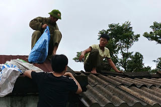 Hình ảnh Công an, Biên phòng hỗ trợ người dân Quảng Trị chống bão số 10 