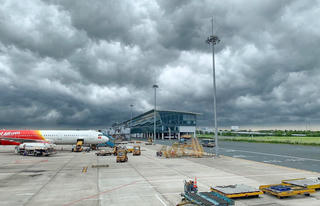 Bão Bualoi tiến sát đất liền, nhiều sân bay tạm dừng tiếp nhận chuyến bay