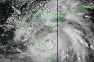 Bão số 10 giật cấp 15 cách Huế 125km