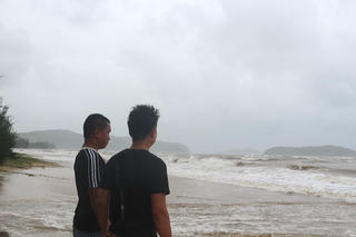 Bão số 10 áp sát, ngư dân Vũng Chùa - Đảo Yến ‘đặt cược’ với biển để giữ lồng cá