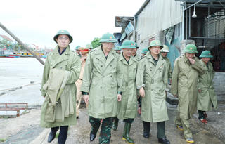 Phó Thủ tướng Trần Hồng Hà kiểm tra công tác ứng phó bão số 10 tại Nghệ An