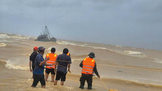 Quảng Trị: Sóng lớn đánh chìm tàu cá, 11 thuyền viên gặp nạn trên biển Cửa Việt 