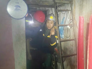 Nghệ An: Tiếp cận kịp thời, giải cứu 8 người bị mắc kẹt trong đêm mưa bão