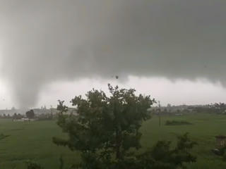 Hải Phòng: Xuất hiện lốc xoáy cuốn bay mái tôn, nhiều tài sản hư hỏng