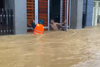 Hà Tĩnh: Sơ tán trên 20.000 người dân phòng tránh lũ sau bão số 10