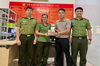 Công an tỉnh Bắc Ninh trả lại 400 triệu đồng cho công dân bỏ quên