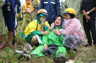 Tiếng khóc xé lòng bên bờ biển Cửa Ông sau bão dữ nhấn chìm tàu cá, 9 ngư dân mất tích