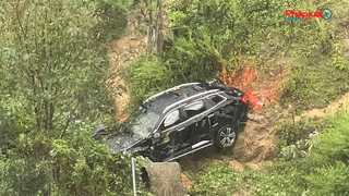 Sạt lở đất ở Sa Pa: Ô tô bị hất xuống vực, 3 người thoát chết