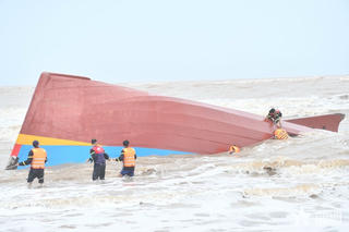 Phó Tư lệnh Quân khu 4 chỉ đạo trục vớt tàu cá, nỗ lực tìm kiếm ngư dân mất tích