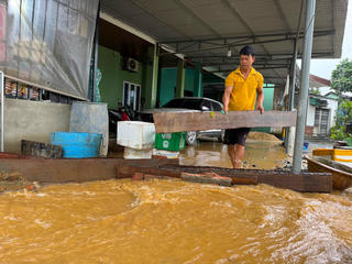 Người dân sống cạnh cao tốc Hòa Liên - Túy Loan khốn khổ vì nước mưa chảy thẳng vào nhà