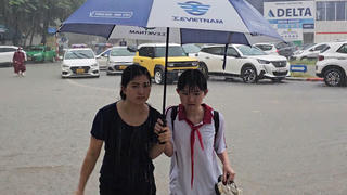 Hà Nội ngập ngụa, phụ huynh rối bời, học sinh vật lộn trong dòng nước