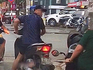 Xử lý thanh niên gây gổ với người đi đường tại ngã tư Ngô Thì Nhậm