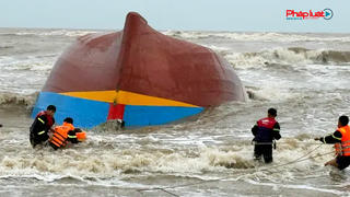 Vụ chìm tàu ở cửa Gianh (Quảng Trị): Phát hiện 2 thi thể trôi dạt vào bờ