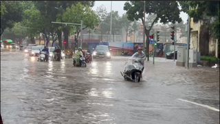 Mưa trắng trời, người dân Hà Nội bì bõm giữa “biển” nước