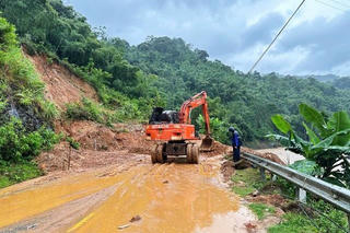 Nhiều tuyến quốc lộ, cao tốc miền Trung sạt lở, hư hỏng nặng do bão số 10