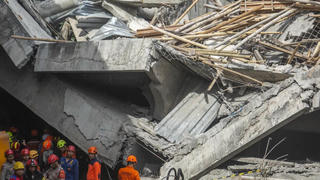 Sập trường Hồi giáo ở Indonesia, hàng chục học sinh kẹt dưới đống đổ nát
