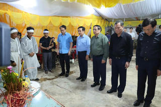 Thủ tướng Phạm Minh Chính thăm hỏi người dân bị thiệt hại do lốc xoáy tại Ninh Bình