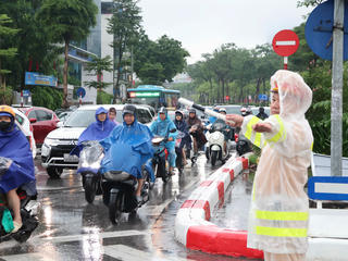 CSGT Hà Nội căng mình điều tiết giao thông trong mưa bão
