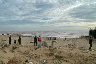 Phát hiện 2 thi thể sau vụ chìm tàu làm 9 ngư dân mất tích ở cửa Gianh (tỉnh Quảng Trị)