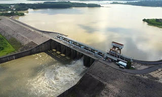 Hồ Núi Cốc xả 5 cửa tràn bảo đảm an toàn công trình và hạ du