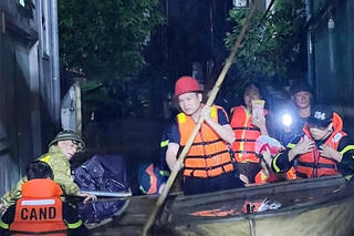 Công an tỉnh Phú Thọ hỗ trợ di dời, bảo vệ người dân trong bão số 10