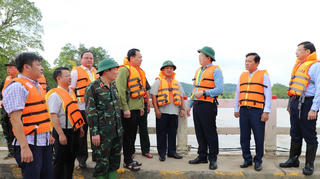 Phó Thủ tướng Mai Văn Chính thăm hỏi người dân vùng lũ Tuyên Quang