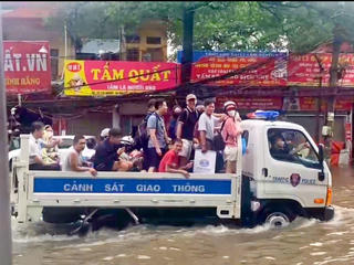 CSGT Hà Nội khẩn cấp ứng cứu, đảm bảo an toàn tại các điểm ngập