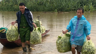 Công an xã Minh Châu căng mình ứng phó mưa lũ, chủ động đảm bảo an toàn cho nhân dân