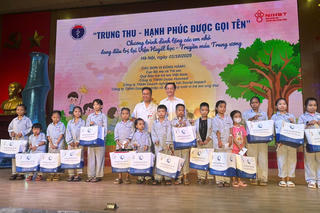 Tết Trung thu - mang "ánh trăng yêu thương" dành tặng các bệnh nhi 