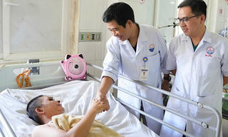 Bác sỹ 5 chuyên khoa phối hợp cứu sống bệnh nhân bị dị dạng mạch máu não phức tạp