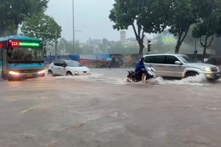 Nguy cơ bùng phát dịch bệnh sau mưa lũ do bão số 10