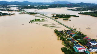 Thủ tướng: Khẩn trương hỗ trợ kinh phí khắc phục hậu quả bão số 10 và mưa lũ cho các địa phương