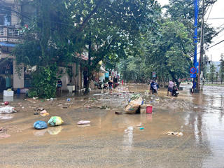 Hà Giang (cũ) sau lũ: Phố phường tan hoang, người dân tất bật dọn dẹp
