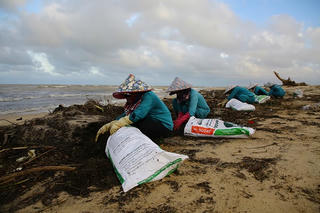 Biển Nhật Lệ thành "bãi rác khổng lồ" sau bão số 10
