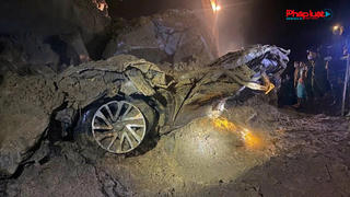 Lao Cai: Xe bán tải bị đất đá “nghiền nát” trên Quốc lộ 279