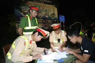 Hà Nội: Lực lượng Cảnh sát giao thông tăng cường kiểm tra, xử lý xe chở quá tải trong đêm