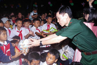 Ấm tình biên cương trong Đêm hội trăng rằm Việt - Lào