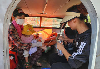 Nghệ An: Cảnh sát giao thông dùng xuồng máy, đưa 2 cháu bé trong vùng nước lũ cô lập đi cấp cứu kịp thời