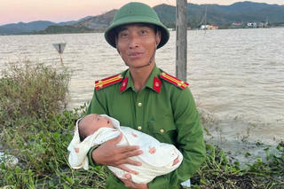 Xúc động hình ảnh Công an xã “giải cứu” mẹ con sơ sinh thoát khỏi vùng lũ cô lập