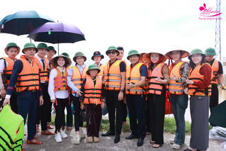 Vợ chồng chủ TMV Mailisa tận tay  trao 1 tỷ đồng tặng người dân bị thiệt hại do bão, lũ