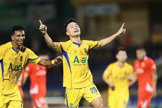 Điểm nóng ở sân Vinh